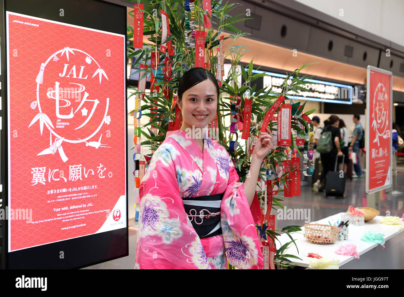 Japan airlines kimono hi-res stock photography and images - Alamy