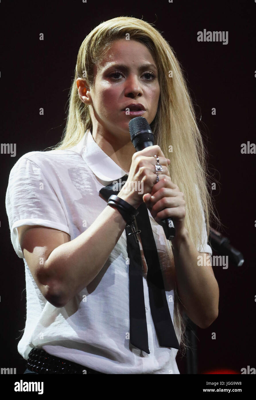 Shakira concert 2017 hi-res stock photography and images - Alamy