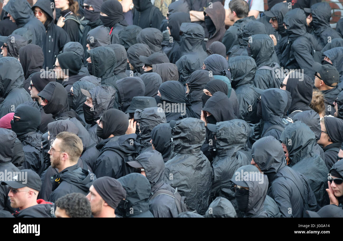 Hamburg, Germany. 6th July, 2017. Protestors belonging to the black bloc during demonstrations against the G20 summit in Hamburg, Germany, 6 July 2017. The summit, a meeting of the governments of the twenty largest world economies, begins on the 7 July and concludes on the 8 July. Photo: Sebastian Willnow/dpa-Zentralbild/dpa/Alamy Live News Stock Photo