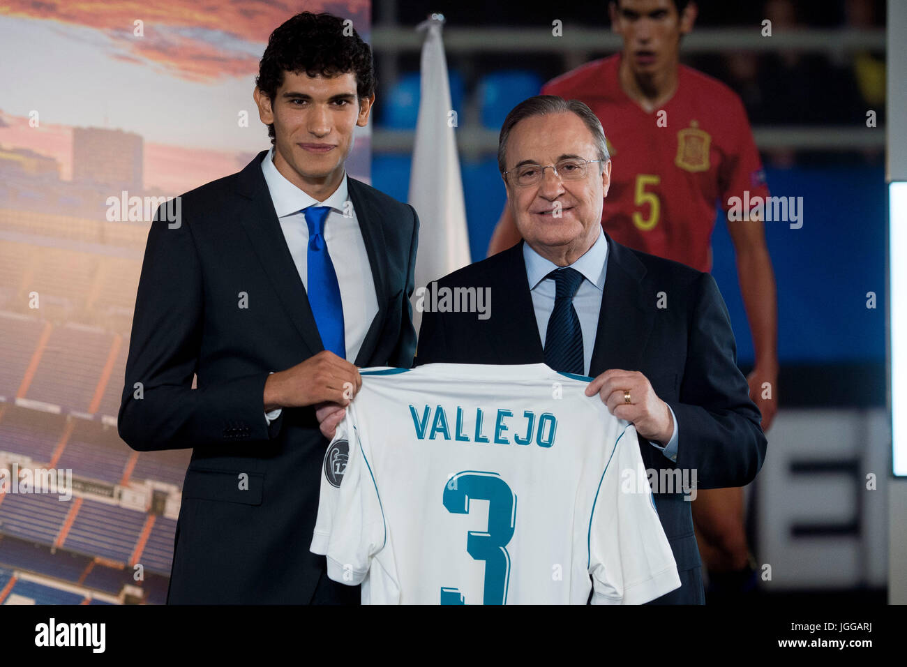 Florentino Perez y Jesus Vallejo durante su presentacion oficial como nuevo  jugador del Real Madrid. 07/07/17 Stock Photo - Alamy