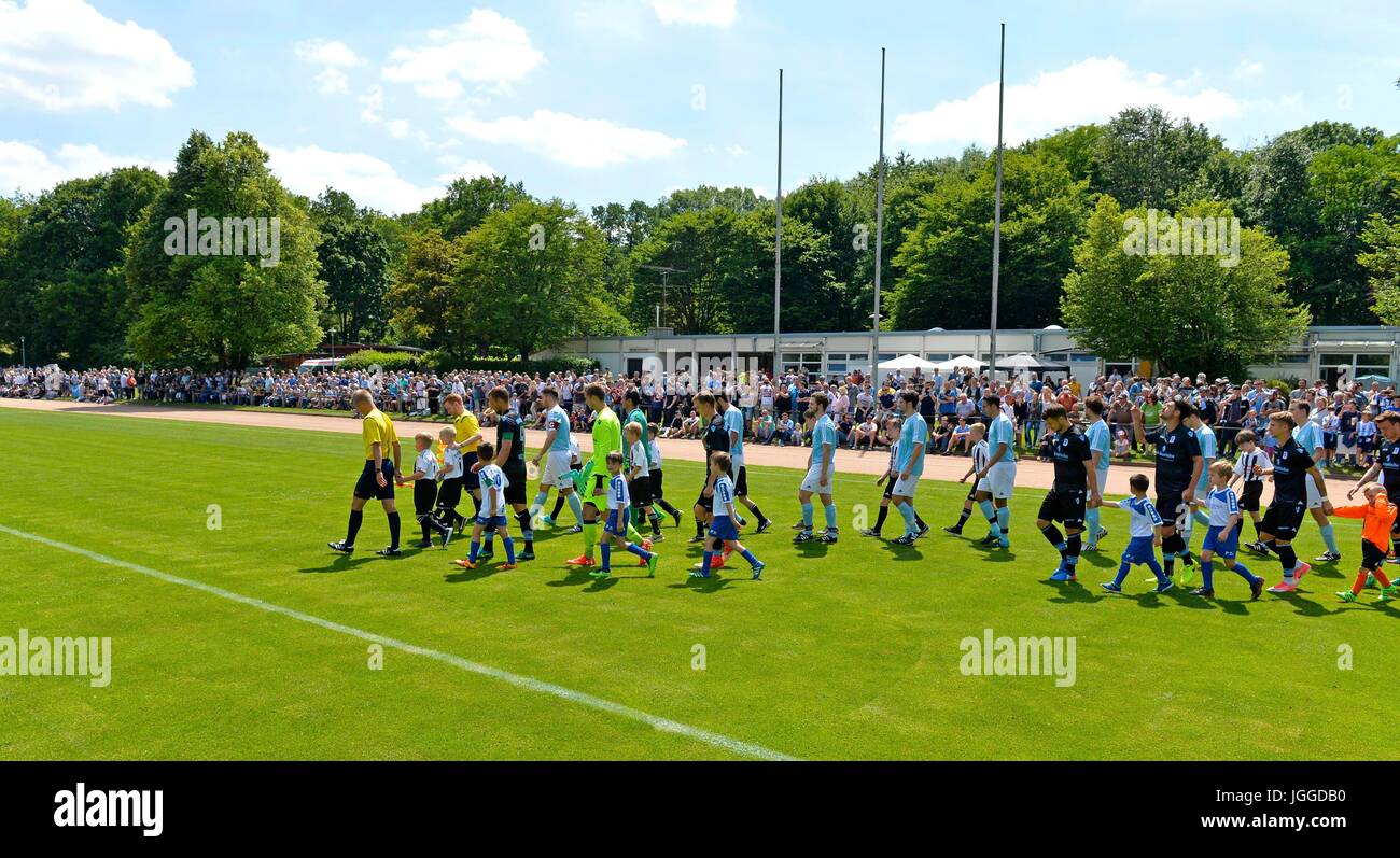 17.06.2017, Fussball Regionalliga Bayern 2017/2018, Saisonvorbereitung, Testspiel FC Hertha München - TSV 1860 München, auf der Bezirkssportanlage in München Sendling. Einmarsch der beiden Mannschaften. Photo: Cronos/MIS Stock Photo