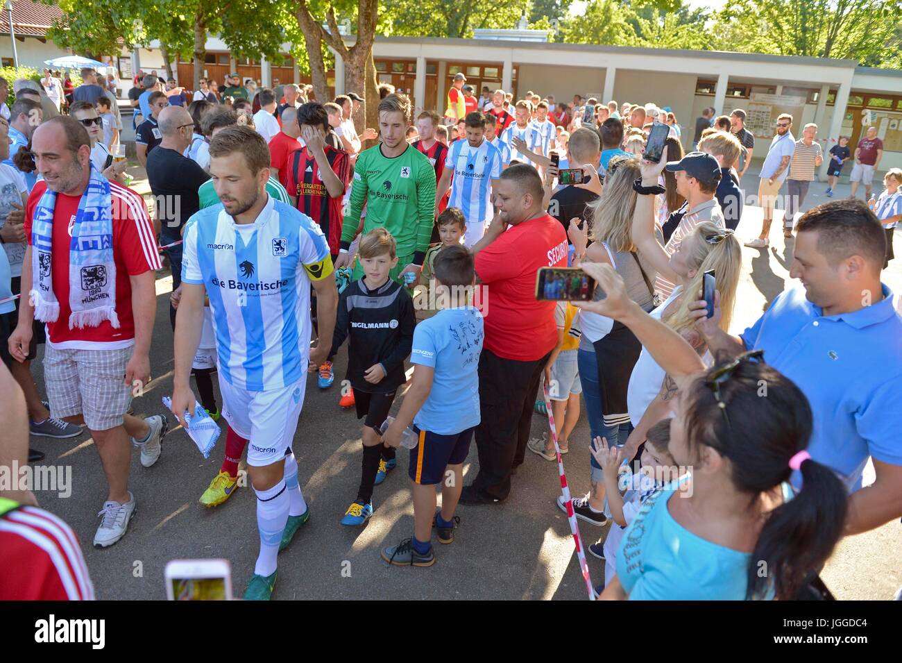 18.06.2017, Fussball Regionalliga Bayern 2017/2018, Saisonvorbereitung, Testspiel FC Eintracht München - TSV 1860 München, auf der Bezirkssportanlage in München Hasenbergl. Einmarsch der Mannschaften durch zahlreiche Zuschauer. Photo: Cronos/MIS Stock Photo