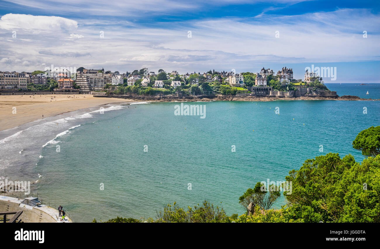 France, Brittany, Dinard, Point Passion Plage Dinard, view of Plage d l'Écluse, the main beach of Dinard and and stylish villas at Pointe de la Maloui Stock Photo