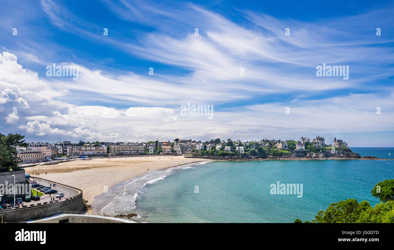 France, Brittany, Dinard, Point Passion Plage Dinard, view of Plage d l'Écluse, the main beach of Dinard and and stylish villas at Pointe de la Maloui Stock Photo