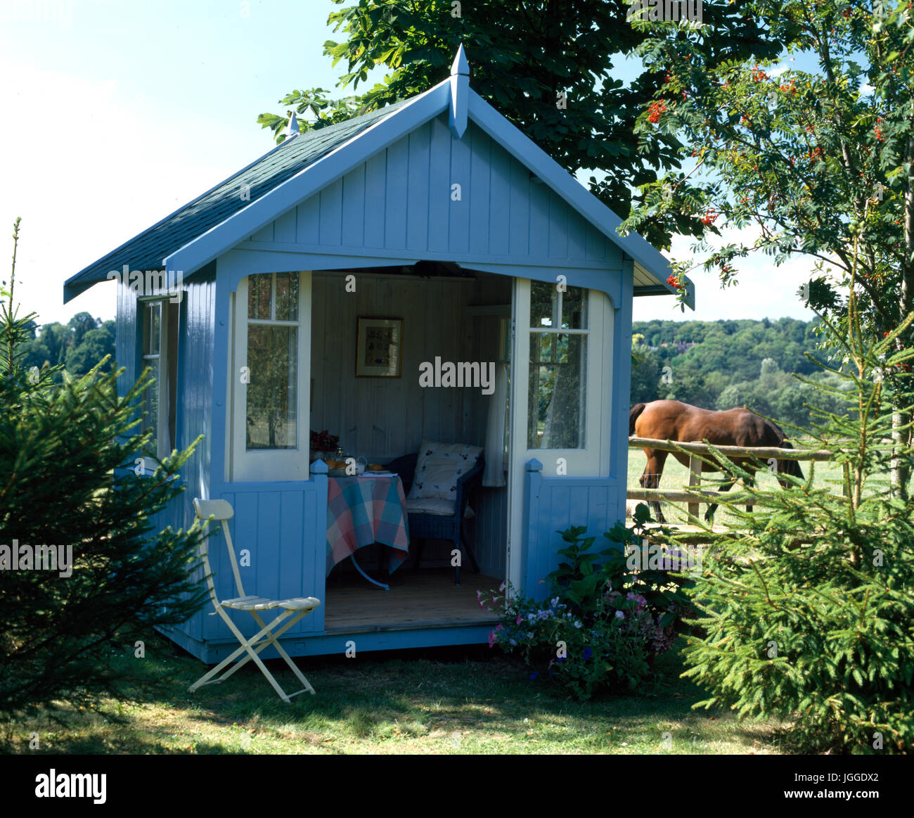 Summer country house hi-res stock photography and images - Alamy