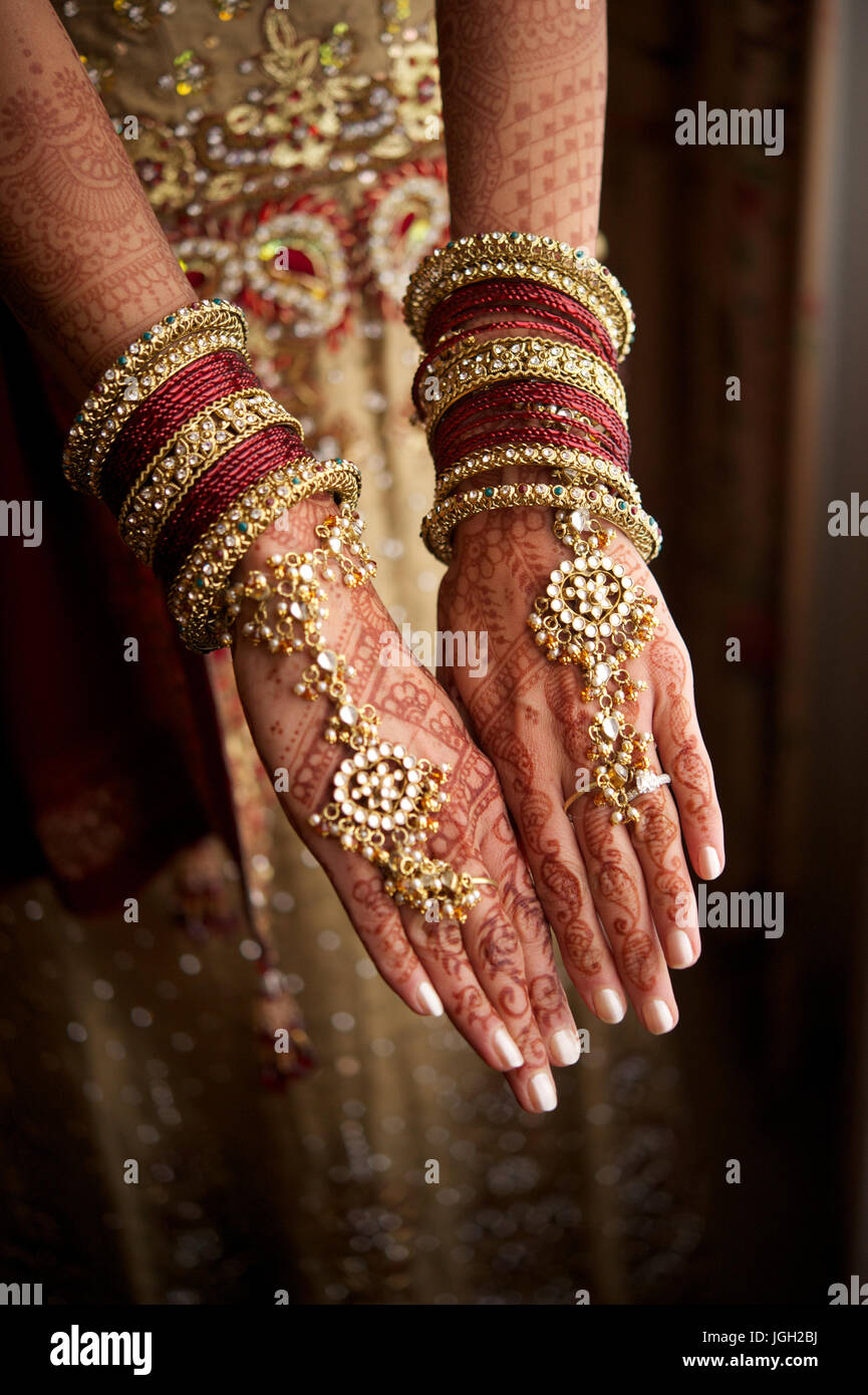 Henna and jewelry on Indian Bride's hands Stock Photo - Alamy