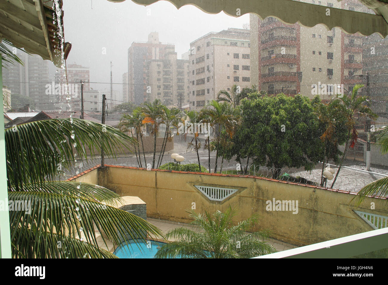 Sun with rain, swimming pool, 2017, Litoral Paulista, Praia Grande, São Paulo, Brazil. Stock Photo