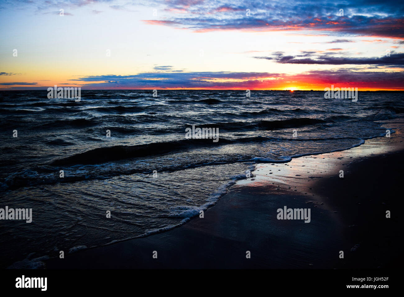 Sea waves beach sunset summer hi-res stock photography and images - Alamy
