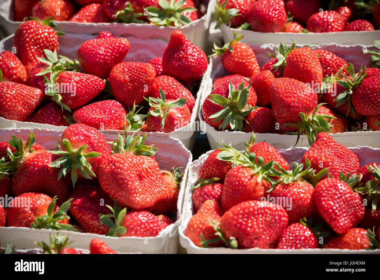 Strawberries in boxes hi-res stock photography and images - Alamy