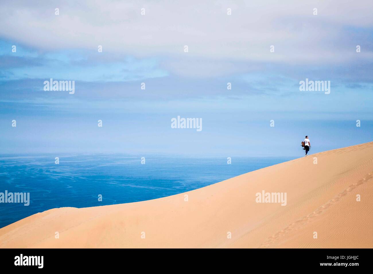 Sandboarder in Alto los Verdes, in Atacama Desert. Iquique, Tarapaca Region, Chile. 19.11.15 Stock Photo