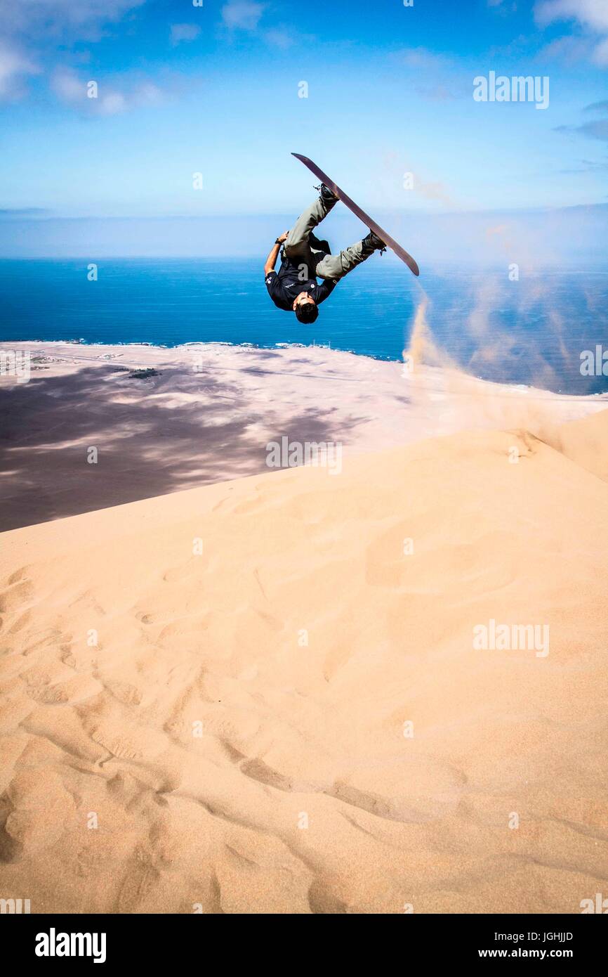 Sandboarder in Alto los Verdes, in Atacama Desert. Iquique, Tarapaca Region, Chile. 19.11.15 Stock Photo