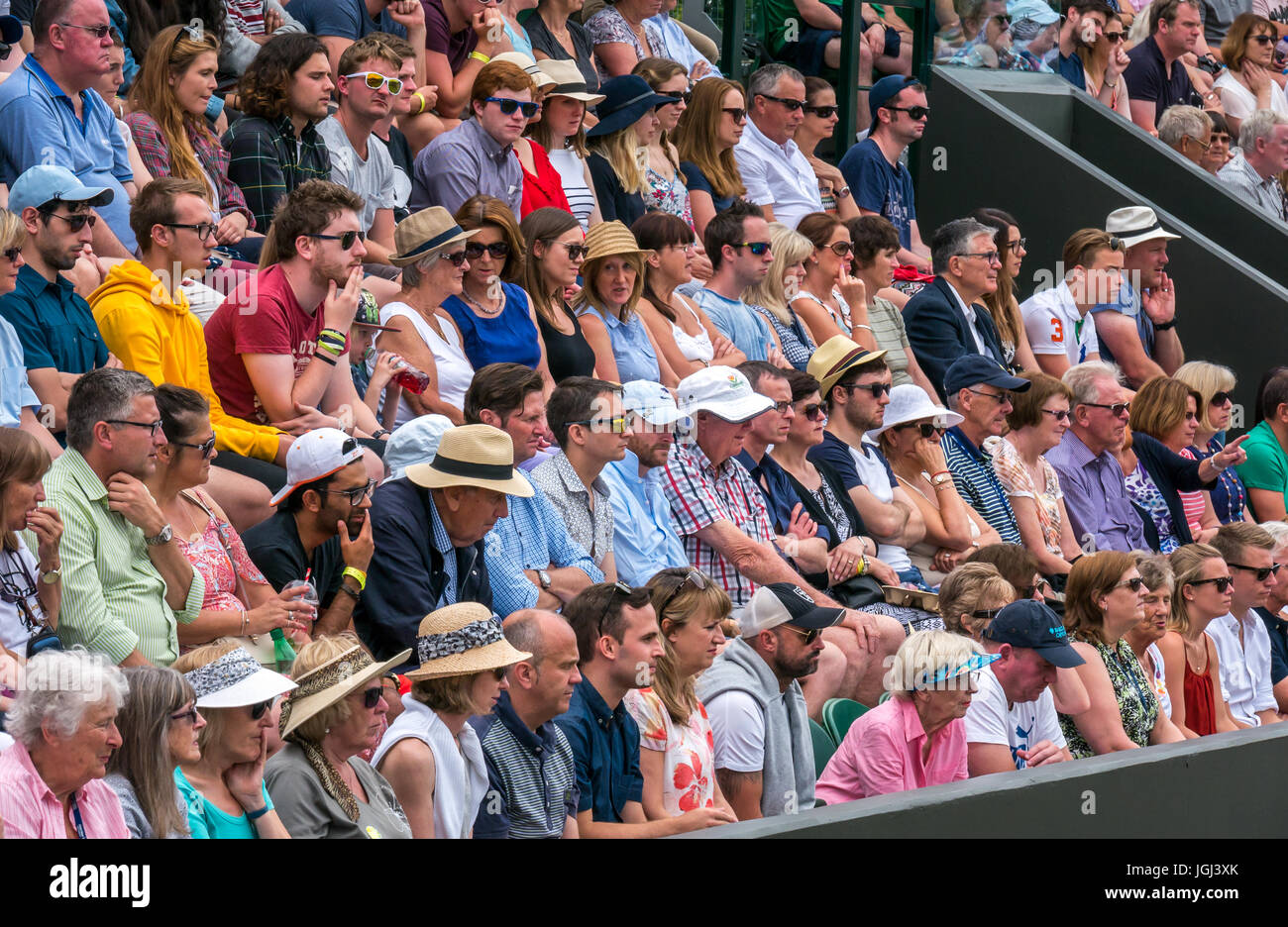 crowd-of-spectators-on-no-3-court-wimbledon-tennis-championship-2017-JGJ3XK.jpg
