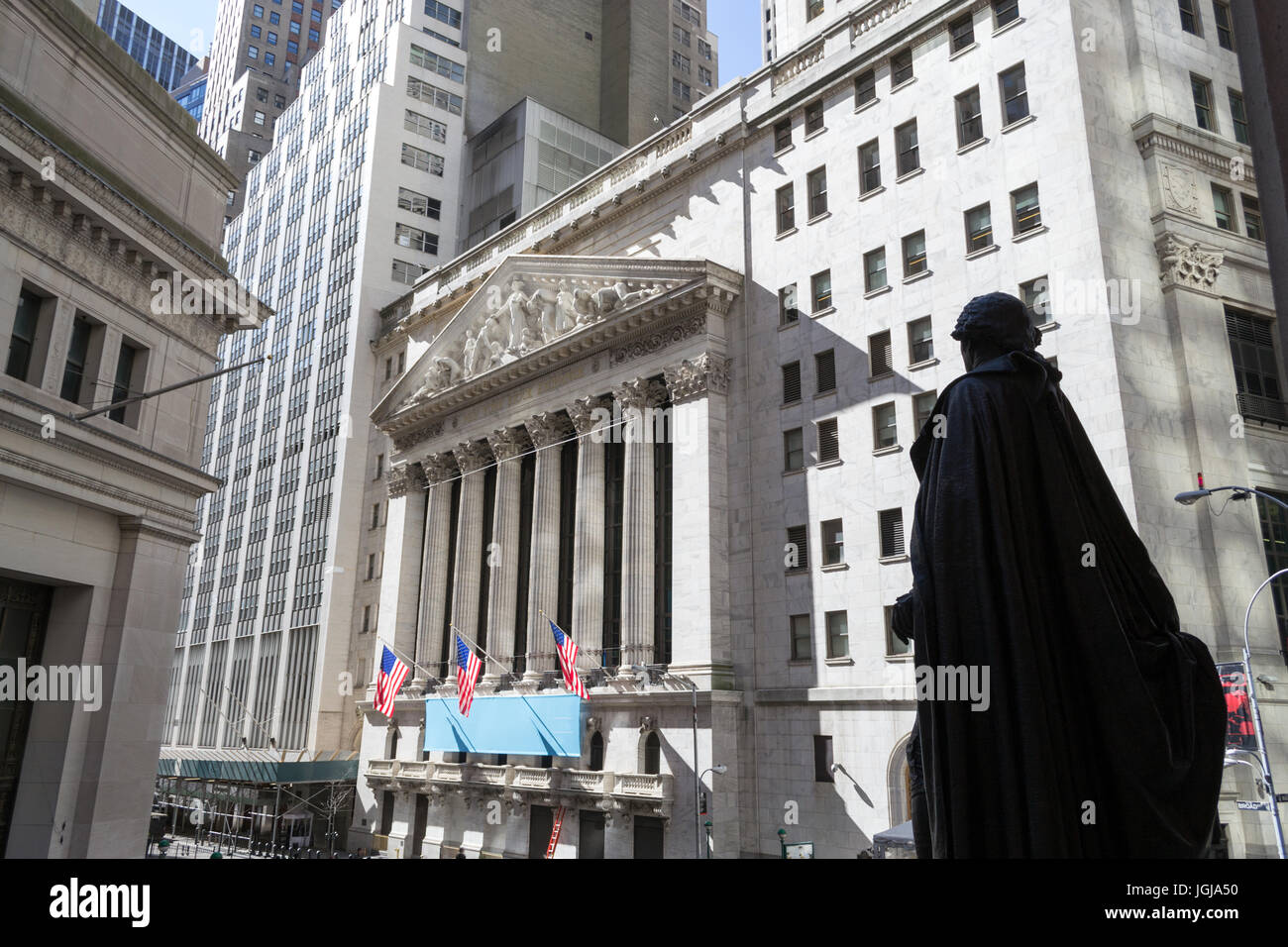 New York Stock Exchange from behind president George Washington statue ...