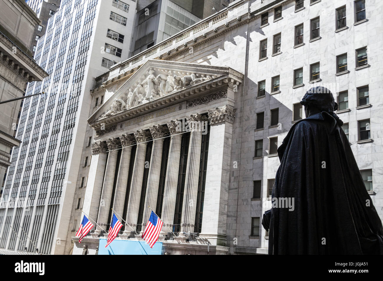 New York Stock Exchange from behind president George Washington statue ...