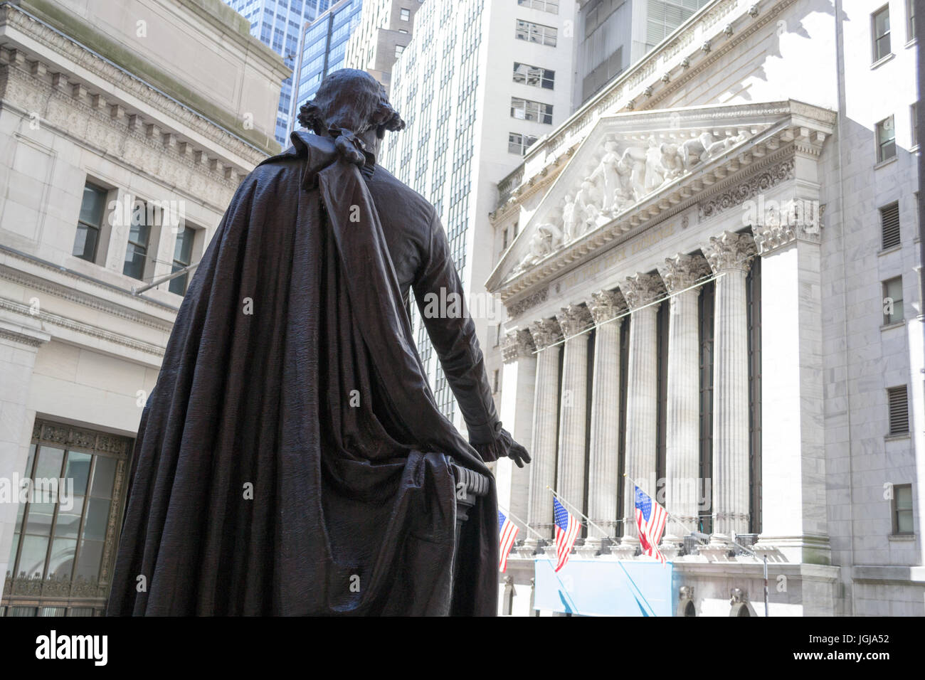 New York Stock Exchange from behind president George Washington statue ...