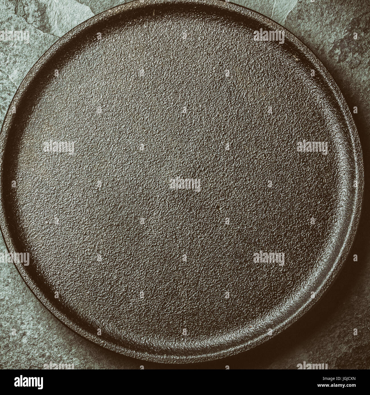 Food background. Empty cast iron black plate Stock Photo Alamy