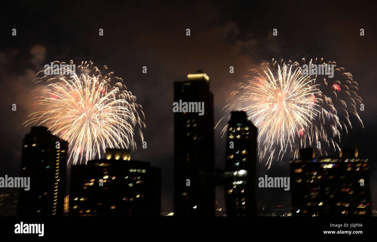 New york new years eve fireworks hi-res stock photography and images
