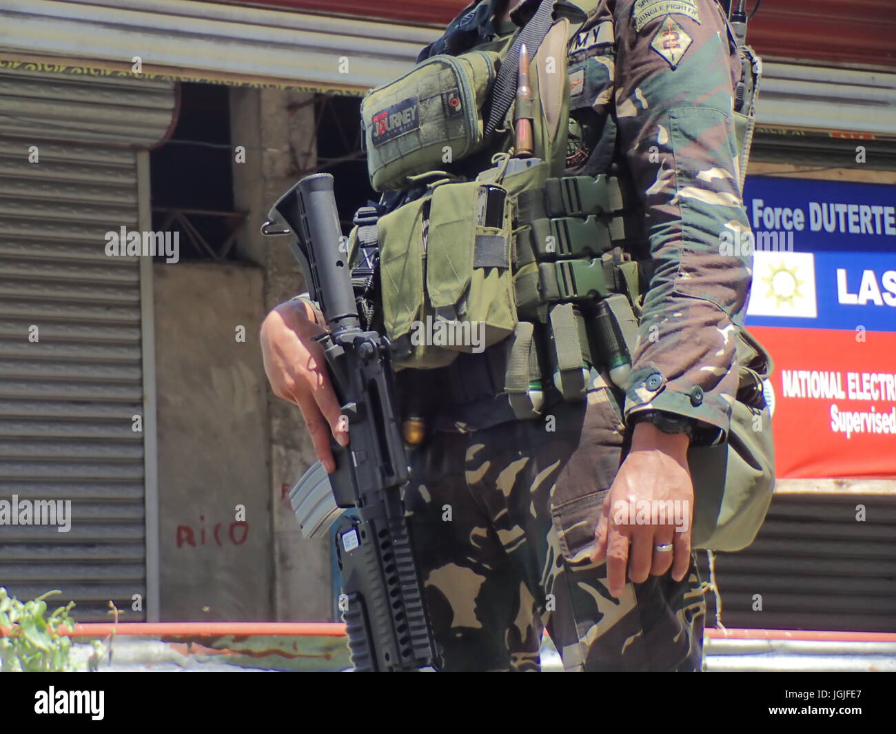 Marawi City, Philippines. 07th July, 2017. Government troops on the other side of the bridge near the front line in Brgy. Datu Saber, Marawi City securing the area, saving trapped civilians on the 46th day of insurgency in Marawi City. Continue air strikes, mortar blast and bombing on areas where terrorist were hiding. Credit: Sherbien Dacalanio/Pacific Press/Alamy Live News Stock Photo