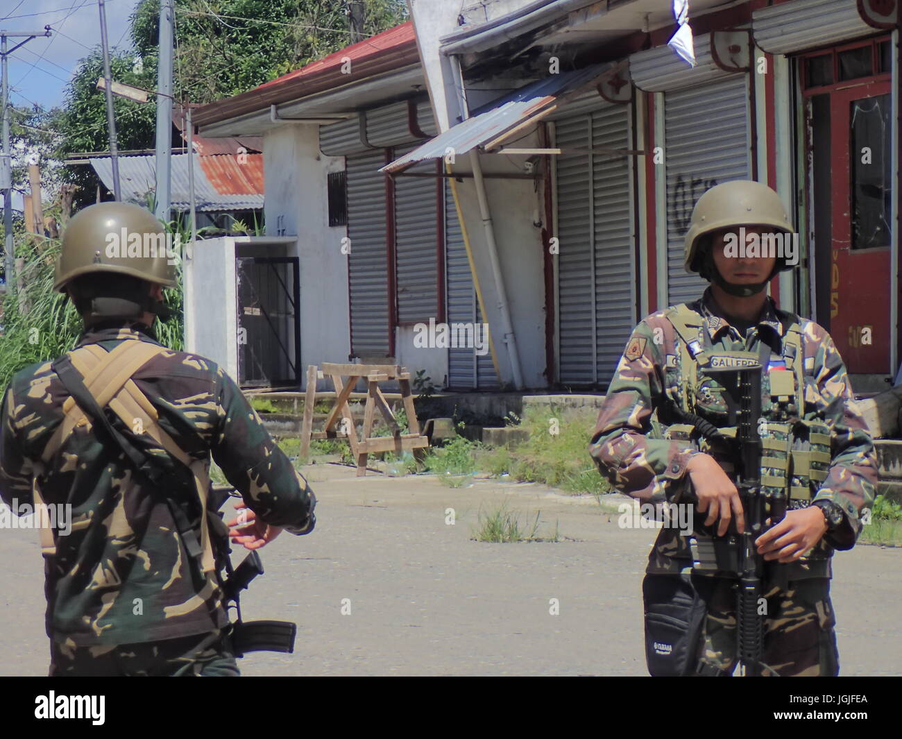 Marawi City, Philippines. 07th July, 2017. Government troops on the other side of the bridge near the front line in Brgy. Datu Saber, Marawi City securing the area, saving trapped civilians on the 46th day of insurgency in Marawi City. Continue air strikes, mortar blast and bombing on areas where terrorist were hiding. Credit: Sherbien Dacalanio/Pacific Press/Alamy Live News Stock Photo