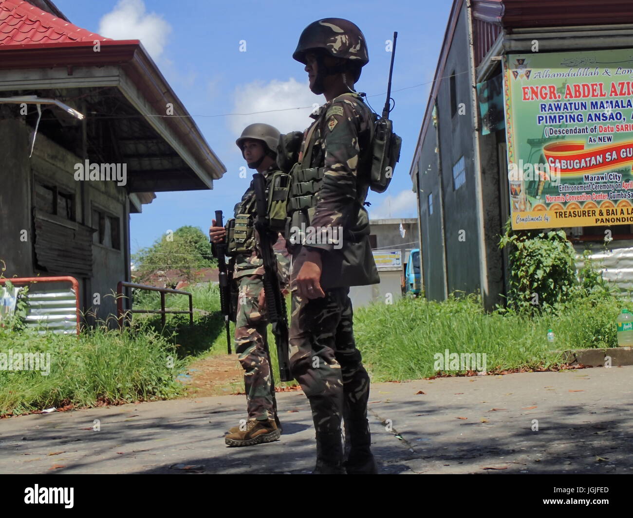 Marawi City, Philippines. 07th July, 2017. Government troops on the other side of the bridge near the front line in Brgy. Datu Saber, Marawi City securing the area, saving trapped civilians on the 46th day of insurgency in Marawi City. Continue air strikes, mortar blast and bombing on areas where terrorist were hiding. Credit: Sherbien Dacalanio/Pacific Press/Alamy Live News Stock Photo