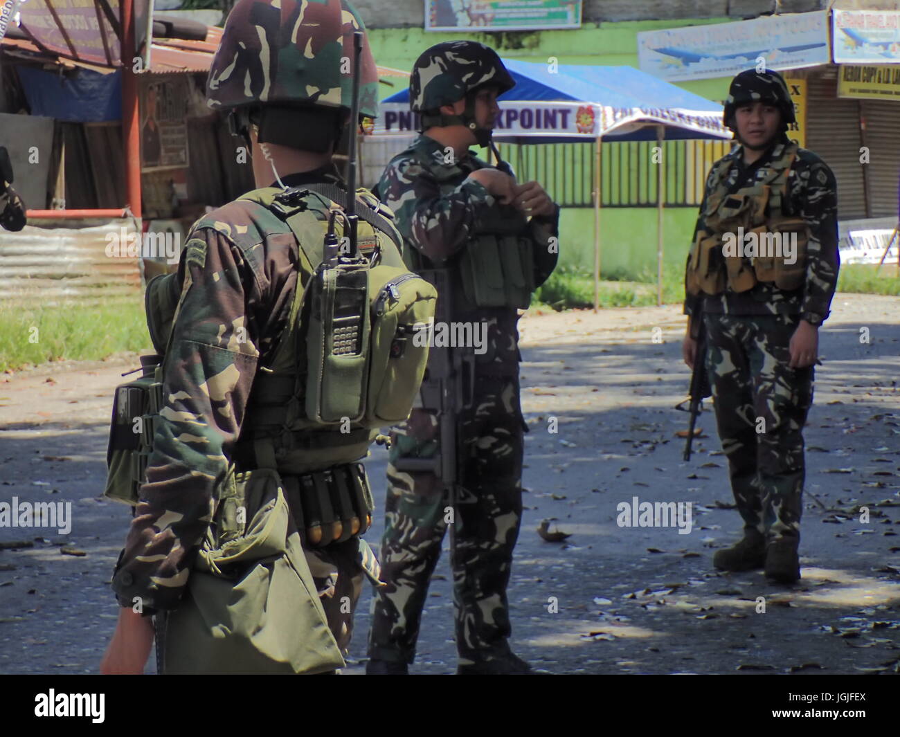 Marawi City, Philippines. 07th July, 2017. Government troops on the other side of the bridge near the front line in Brgy. Datu Saber, Marawi City securing the area, saving trapped civilians on the 46th day of insurgency in Marawi City. Continue air strikes, mortar blast and bombing on areas where terrorist were hiding. Credit: Sherbien Dacalanio/Pacific Press/Alamy Live News Stock Photo