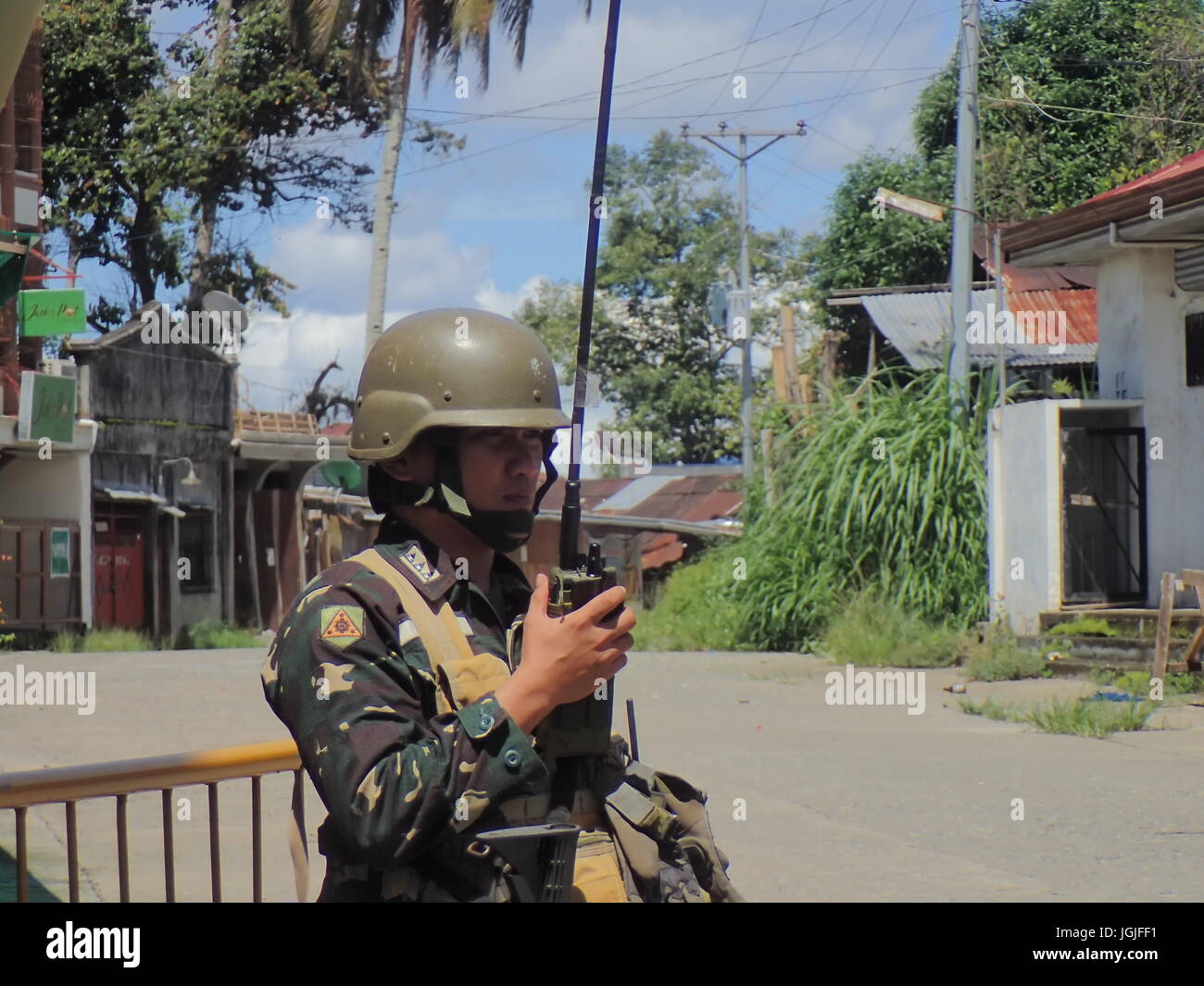 Marawi City, Philippines. 07th July, 2017. Government troops on the other side of the bridge near the front line in Brgy. Datu Saber, Marawi City securing the area, saving trapped civilians on the 46th day of insurgency in Marawi City. Continue air strikes, mortar blast and bombing on areas where terrorist were hiding. Credit: Sherbien Dacalanio/Pacific Press/Alamy Live News Stock Photo