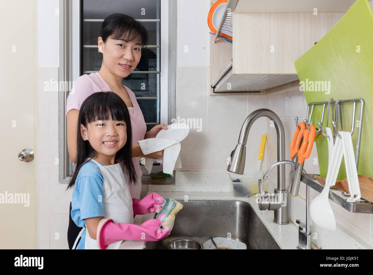 https://c8.alamy.com/comp/JGJK51/asian-chinese-little-girl-helping-mother-washing-dishes-in-the-kitchen-JGJK51.jpg