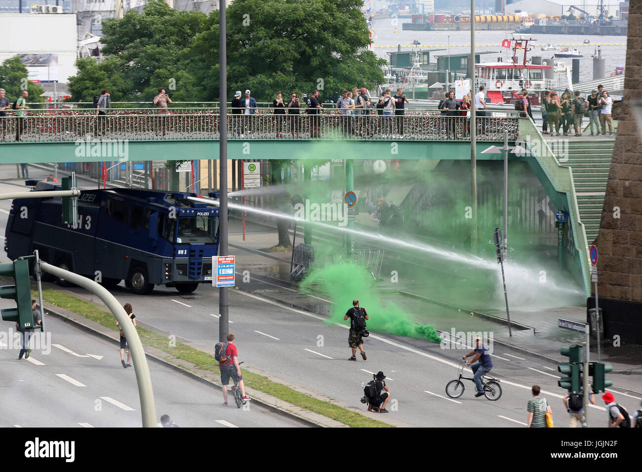 Hamburg, Germany. 7th July, 2017. Policemen use a water canon near Landungsbruecken station in Hamburg, Germany, 7 July 2017. The heads of the governments of the G20 group of countries are meeting in Hamburg on the 7-8 July 2017. Photo: Sebastian Willnow/dpa/Alamy Live News Stock Photo