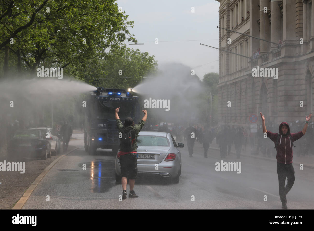 Hamburg, Germany. 07th July, 2017. G20 Summit protests in Hamburg. Watercannon opens fire to disperse protesters Credit: Conall Kearney/Alamy Live News Stock Photo