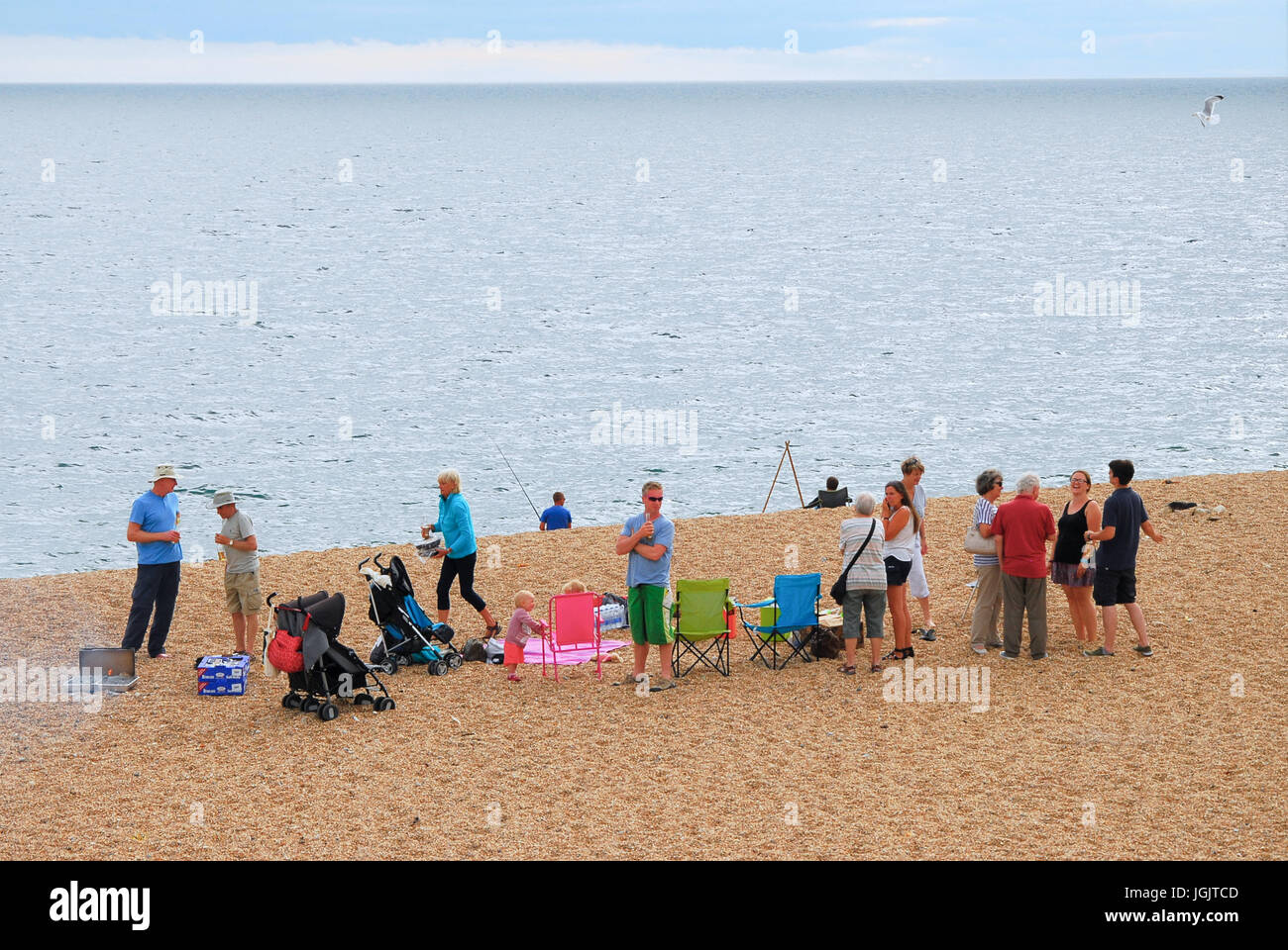Chesil Beach, Dorset, UK. 7th July, 2017. People enjoy barbecues on a