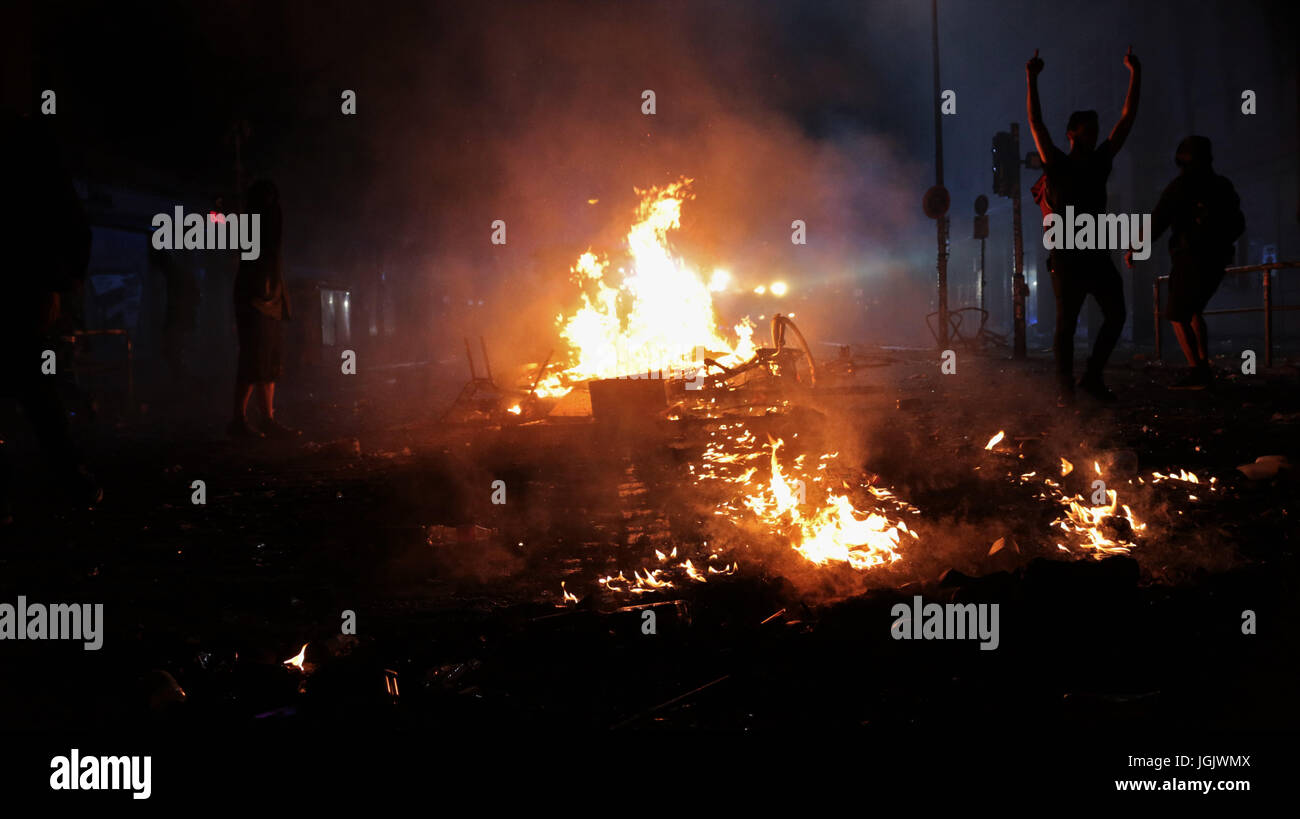 Hamburg, Germany. 07th July, 2017. G20 Summit protests in Hamburg. Police watercannons open fire as a night time riot erupts in Hamburg Credit: Conall Kearney/Alamy Live News Stock Photo