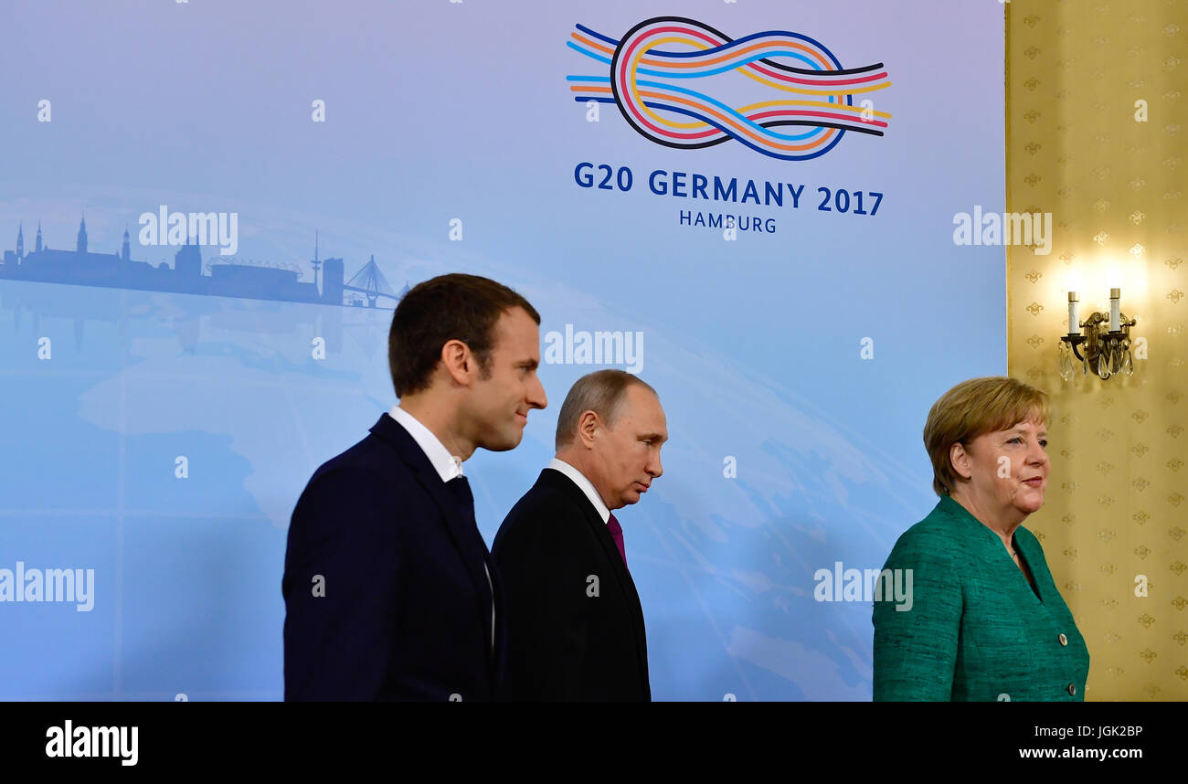 Hamburg, Germany. 8th July, 2017. L-R: French president Emmanuel Macron, Russian president Vladimir Putin and German chancellor Angela Merkel at trilateral talks held in conjunction with the G20 summit in the Atlantik Hotel in Hamburg, Germany, 8 July 2017. Photo: Tobias Schwarz/AFP/dpa/Alamy Live News Stock Photo