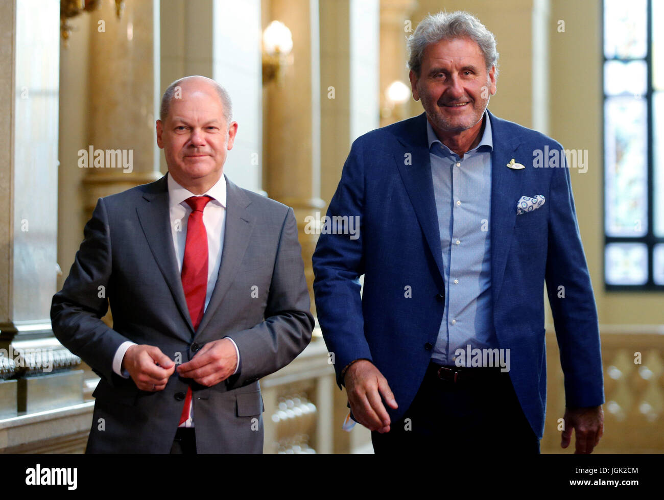 Hamburg, Germany. 8th July, 2017. Olaf Scholz, the mayor of Hamburg, with Xavier Giocanti, the husband of the director of the IMF, during a G20 summit partners' programme event in the city hall in Hamburg, Germany, 8 July 2017. Photo: Axel Schmidt/Reuters Pool/dpa/Alamy Live News Stock Photo