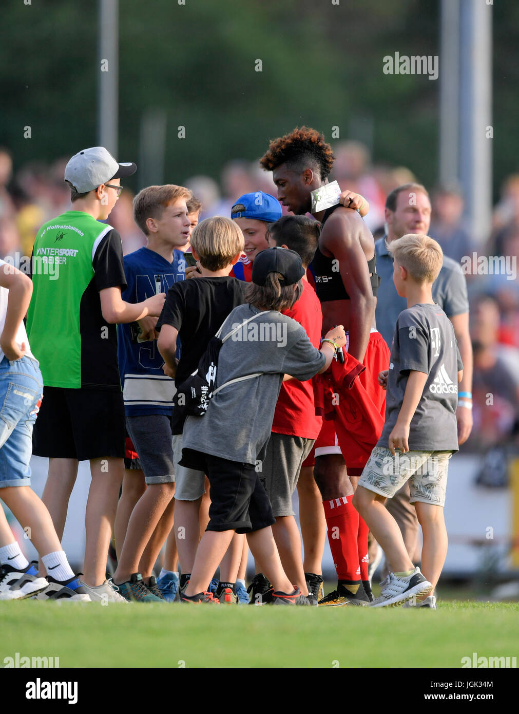 06.07.2017, Fussball 1.Bundesliga 2017/2018, Saisonvorbereitung, BCF Wolfratshausen - FC Bayern München, im Stadion Wolfratshausen. Kingsley Coman (Bayern München) nach dem Spiel umringt von jungen Fans die Autogramme und Selfies möchten. Photo: Cronos/MIS Stock Photo