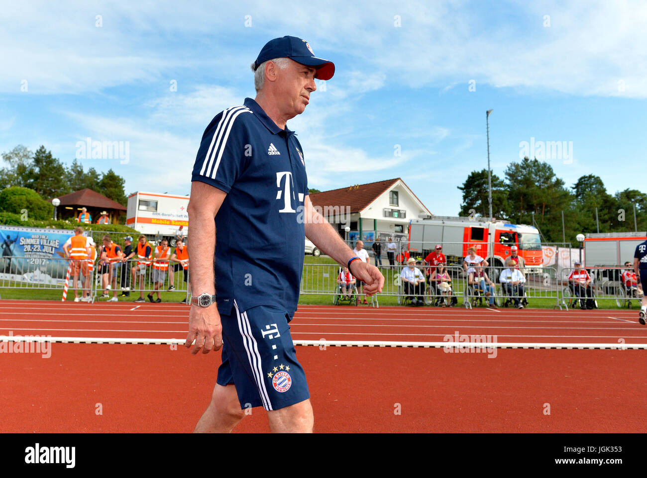 06.07.2017, Fussball 1.Bundesliga 2017/2018, Saisonvorbereitung, BCF Wolfratshausen - FC Bayern München, im Stadion Wolfratshausen. Trainer Carlo Ancelotti (FC Bayern München) kommt aufs Spielfeld. Photo: Cronos/MIS Stock Photo