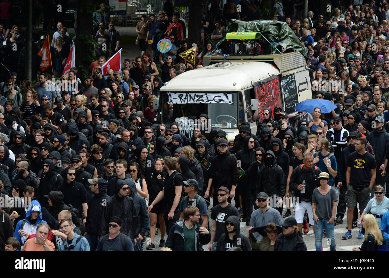 Hamburg, Germany. 8th July, 2017. Members of the black bloc at the 'Borderless Solidarity rather than G20' demonstration in Hamburg, Germany, 8 July 2017. The two-day summit, a meeting of the leaders of the twenty largest world economies as well as representatives of a variety of international institutions, has been met with a wave of protests. Photo: Christophe Gateau/dpa/Alamy Live News Stock Photo