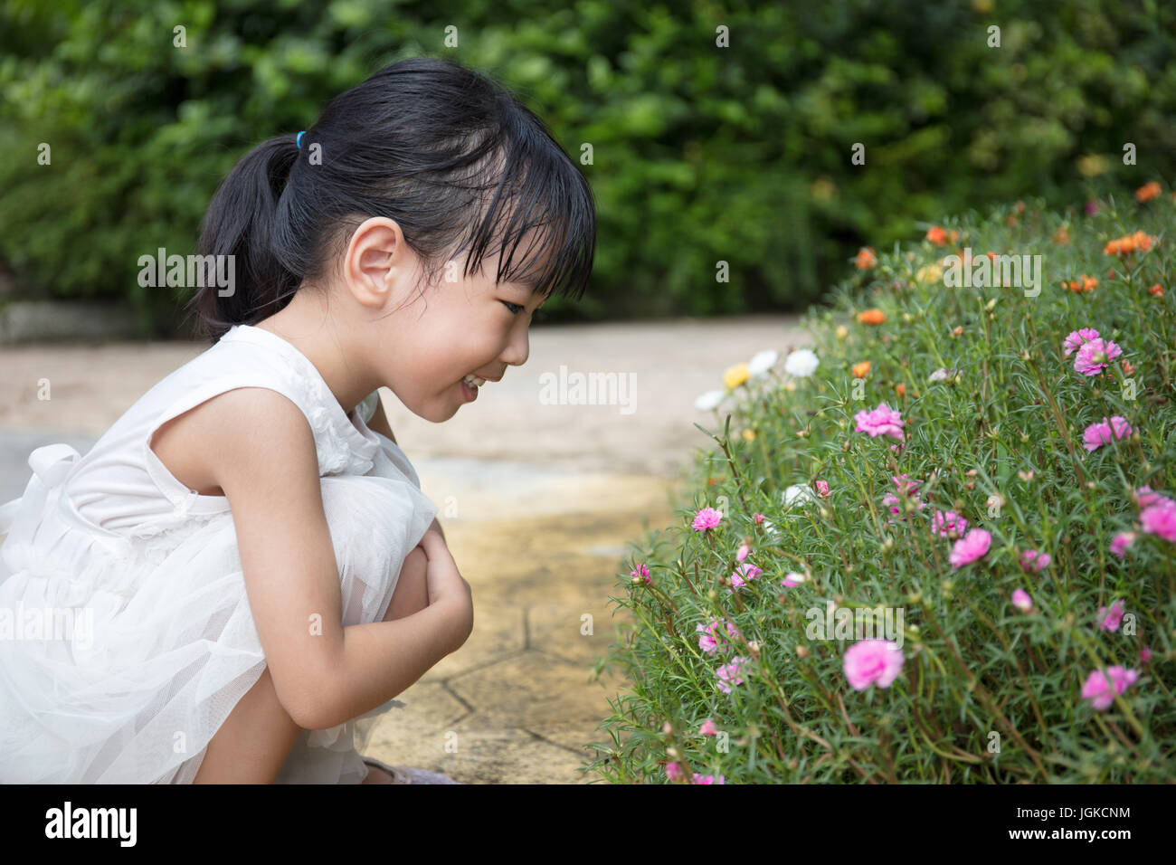 Китайская девочка играет маленькая. Ночные бабочки тайланда. Дешевый бордель. Фото китаянки девочка и мальчик. Обычные китаянки.