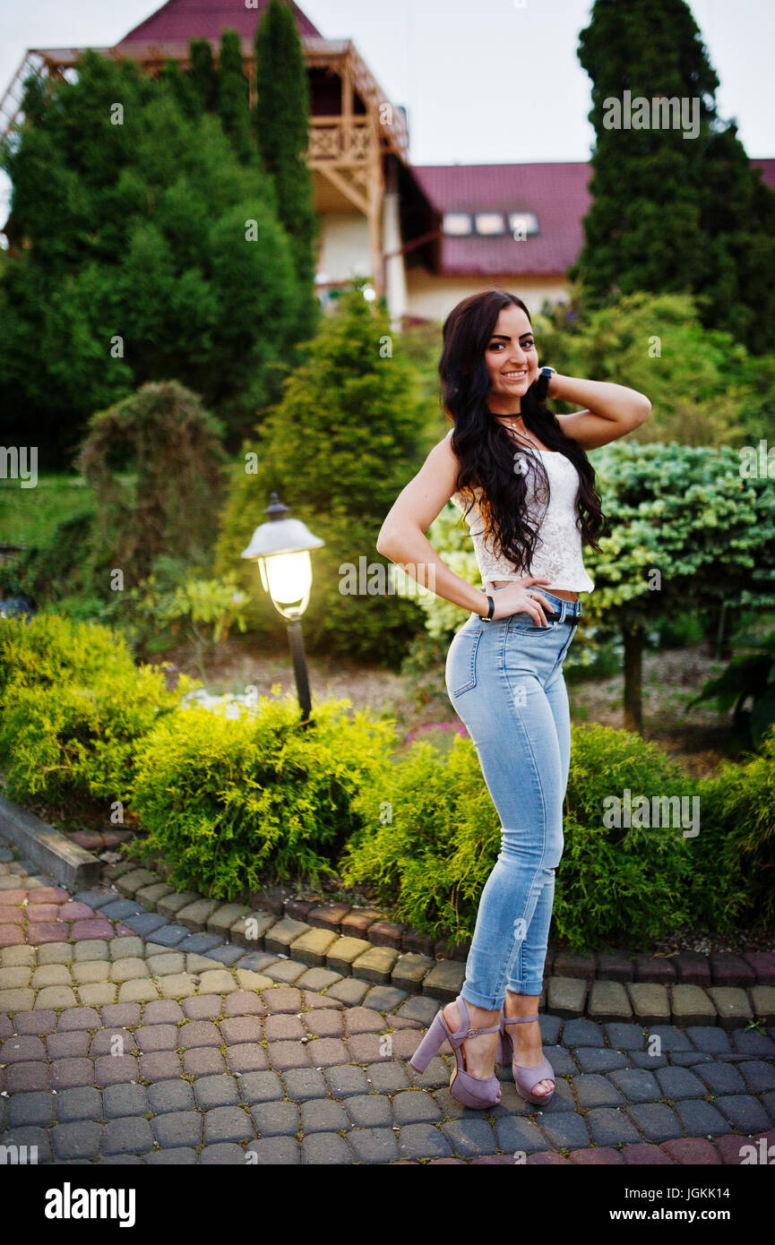 Fabulous bridesmaid wearing jeans and 