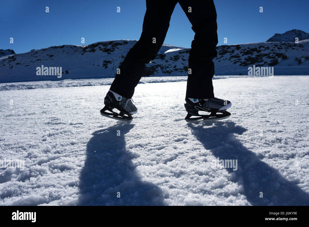 Schlittschuhläufer auf dem Bergsee in Pizol Ice skater on the mountain lake in Pizol Stock Photo