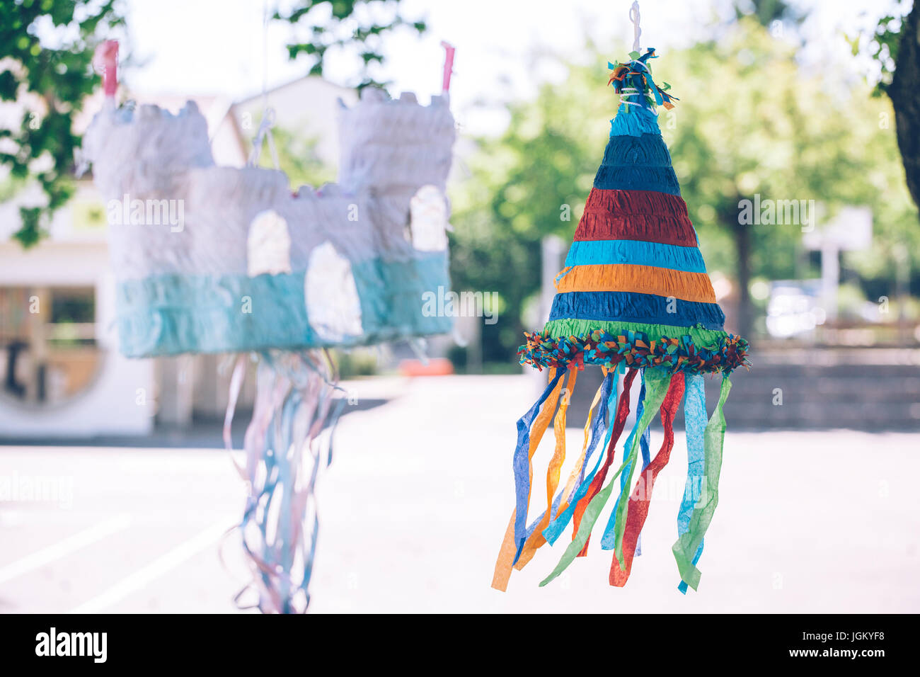 Lollipop pinata avec bonbons et cadeaux sur fond blanc Photo Stock - Alamy