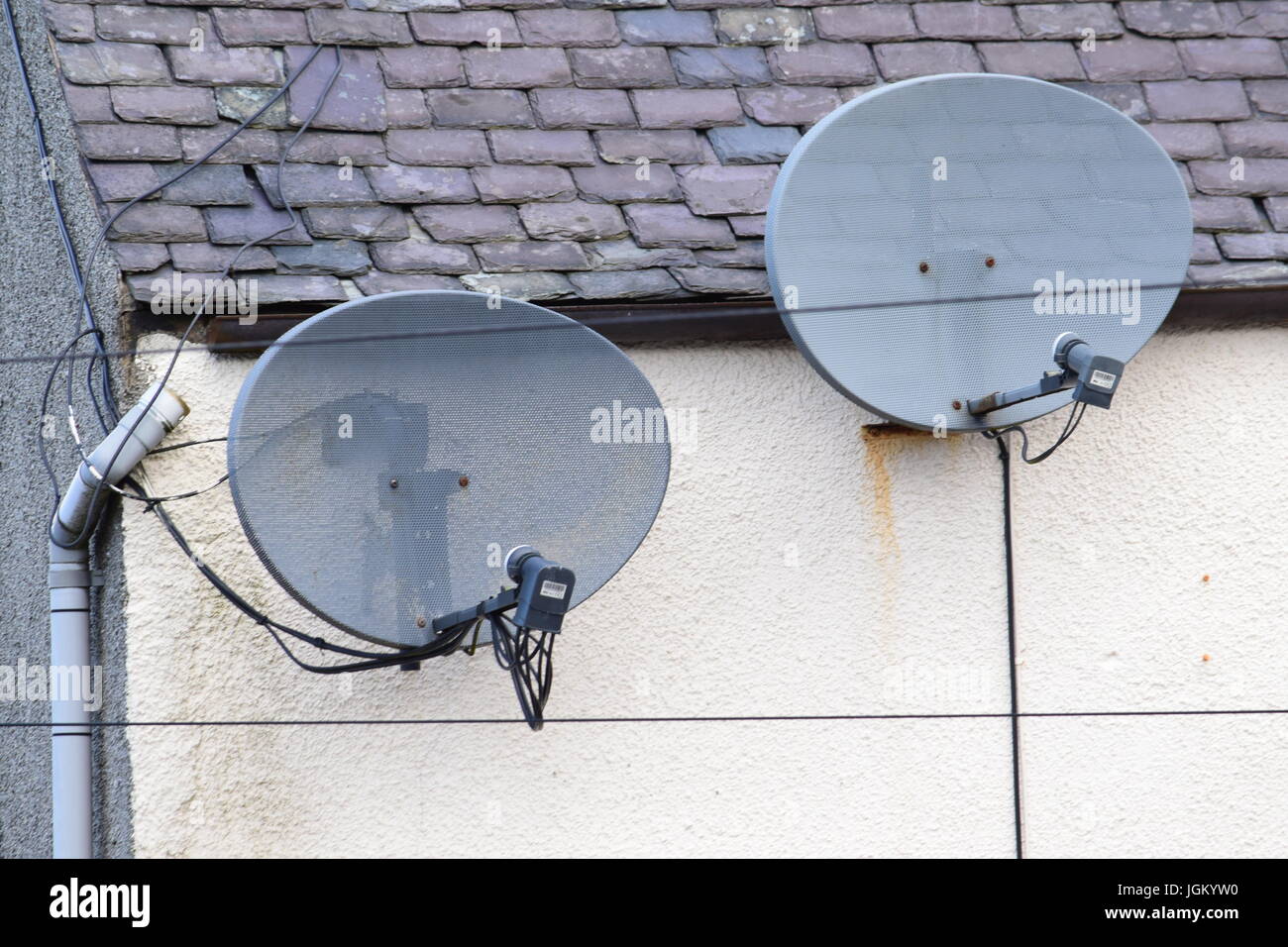 Satellite discs hi-res stock photography and images - Alamy