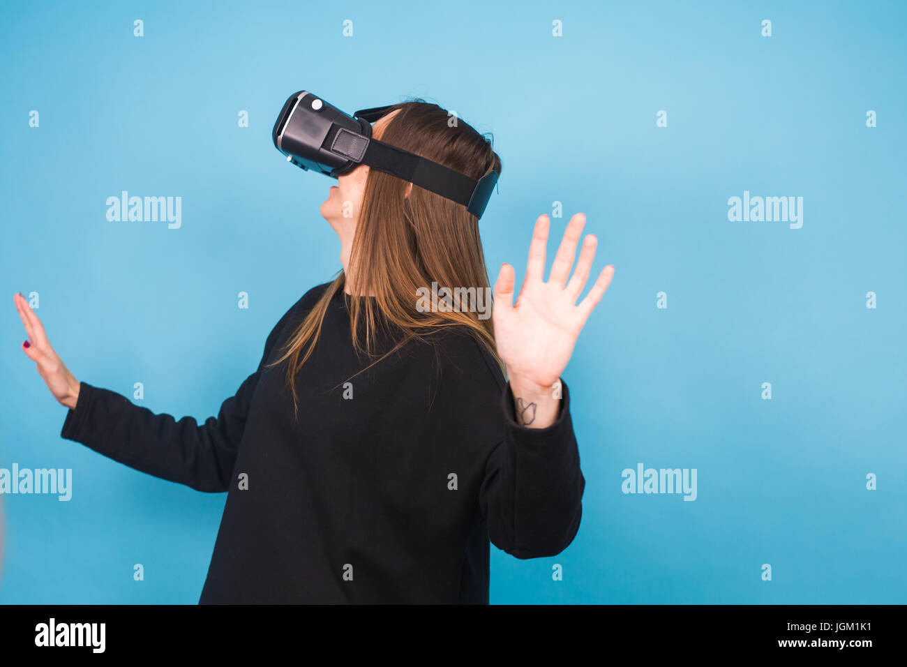 Happy young woman using a virtual reality headset Stock Photo - Alamy
