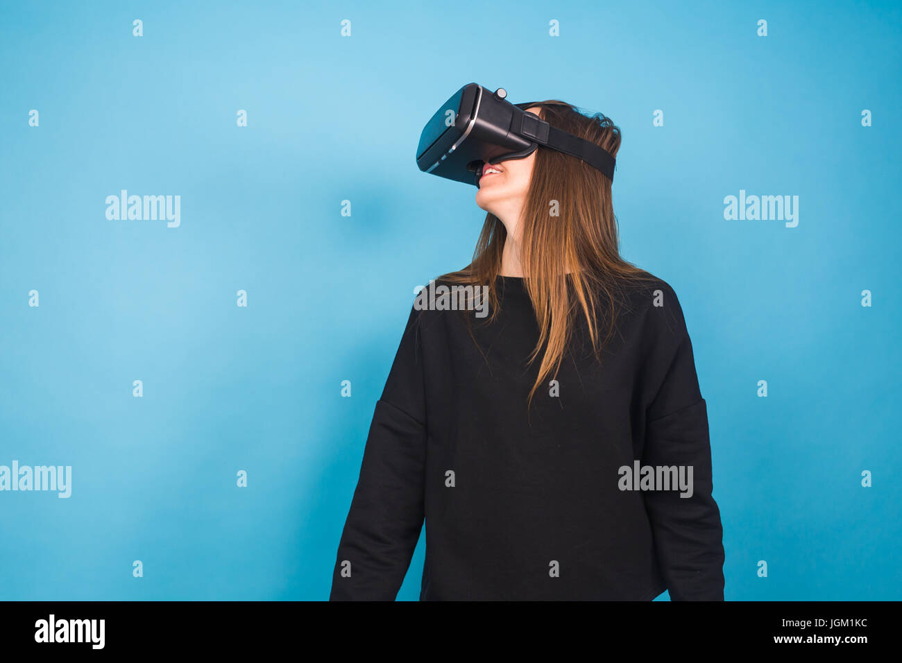 Happy young woman using a virtual reality headset Stock Photo - Alamy