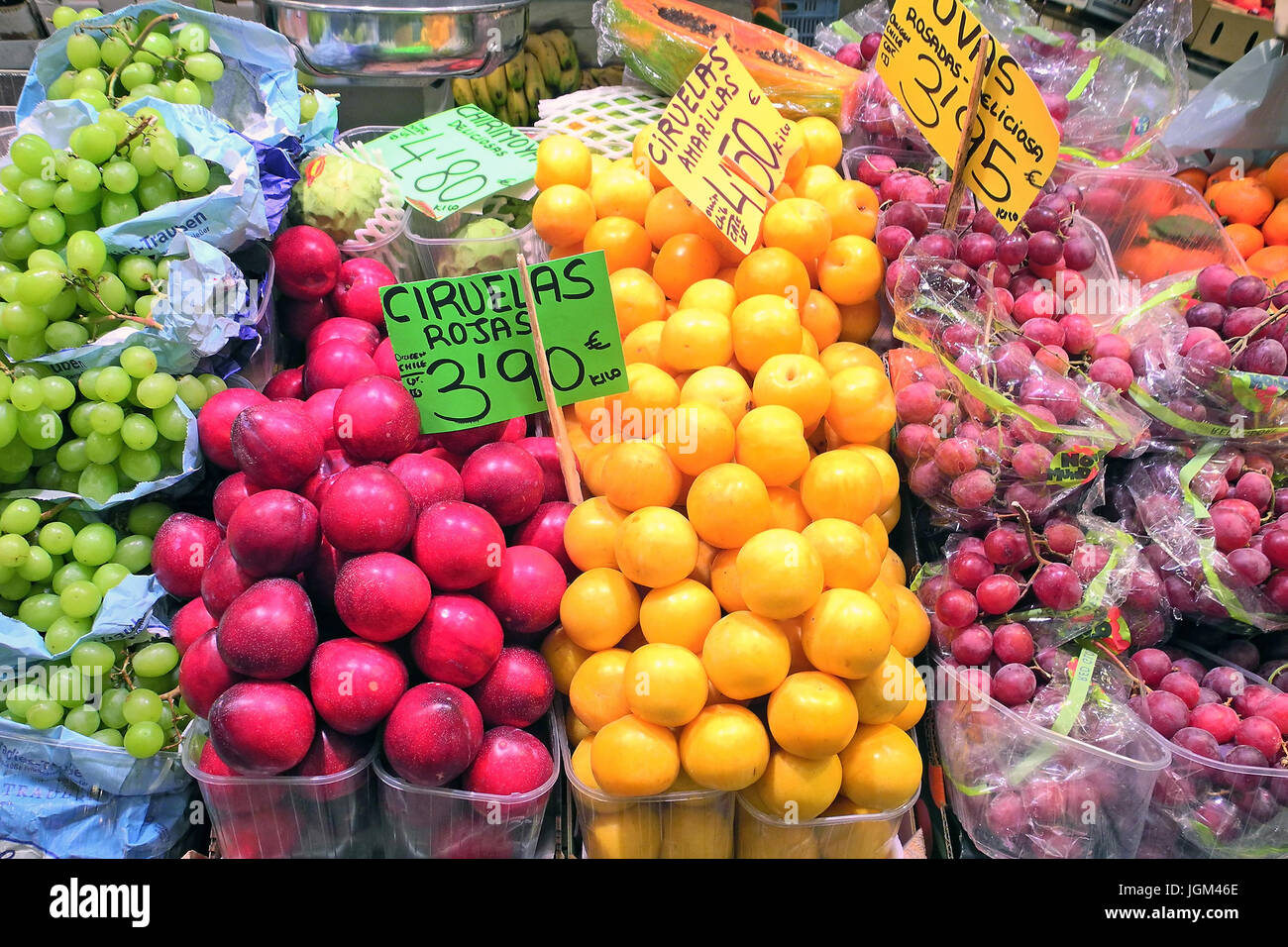 Europe, Spain, Majorca, Palma de Majorca, fruit, fruit state, market stall, fruit, fruits, apple, apples, plums, bunches of grapes, grapes, yellow, ye Stock Photo