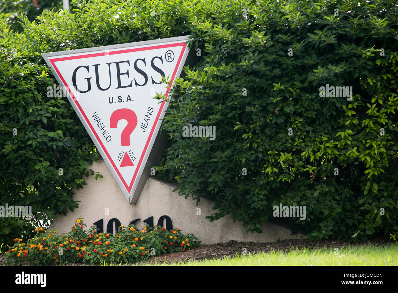 Macadam Opmuntring forsigtigt Page 2 - Guess Sign High Resolution Stock Photography and Images - Alamy