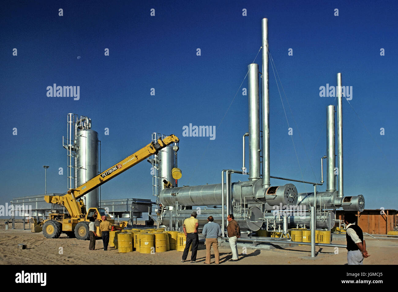 Paraffin pumping station in Iraq, refinery with Rumaila,, Petroleum Pumpstation im Irak, Raffinerie bei Rumaila, Stock Photo
