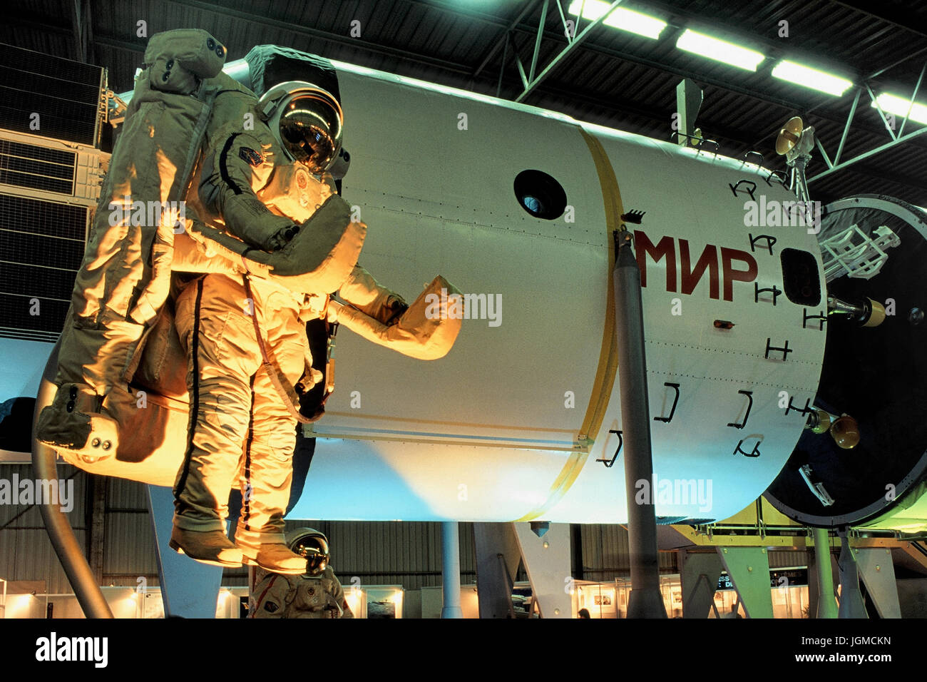 Soviet one to ME station with astronaut, Sowjetische MIR Station mit ...