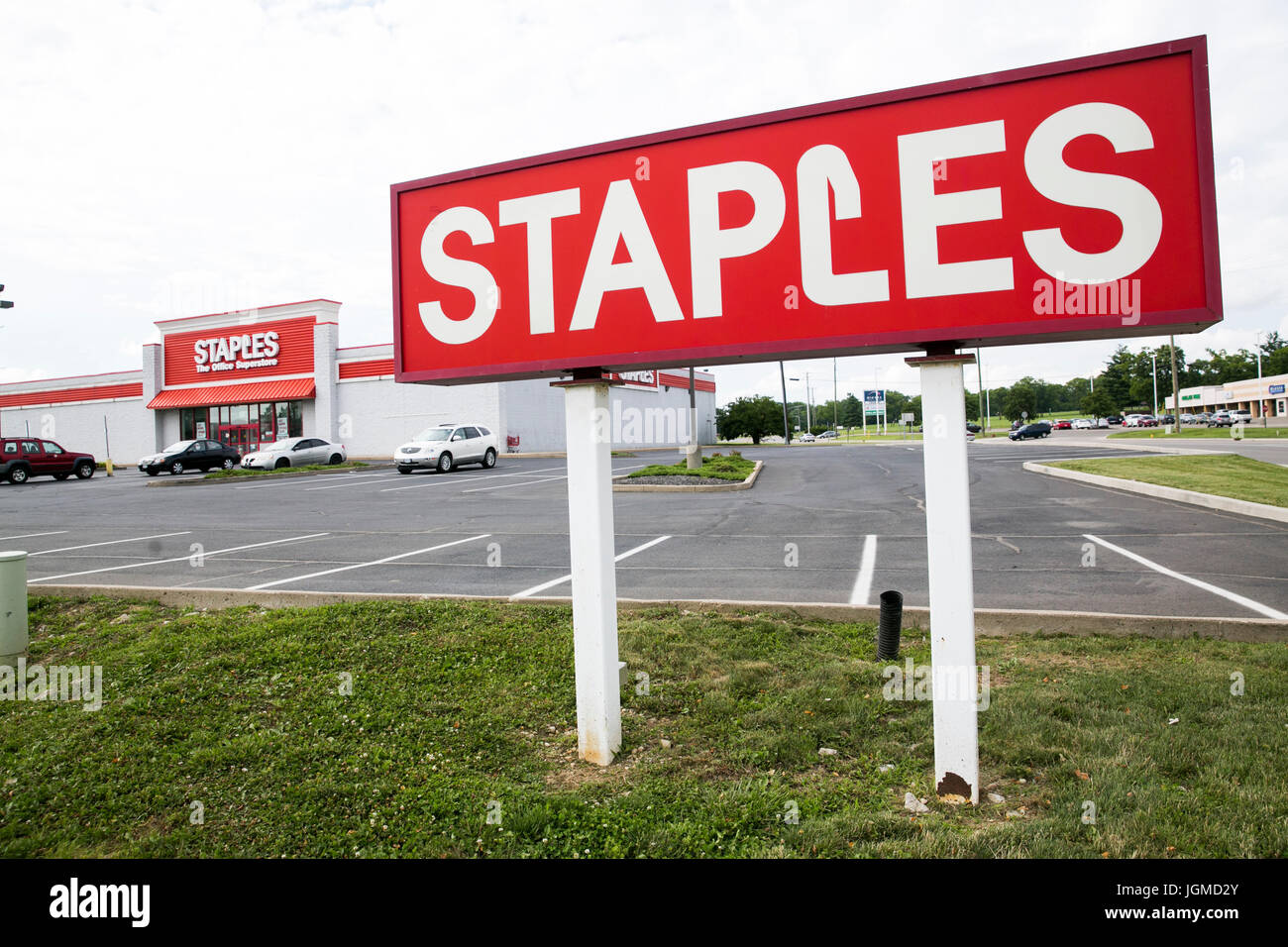 A logo sign outside of a Staples office supply retail store in Franklin