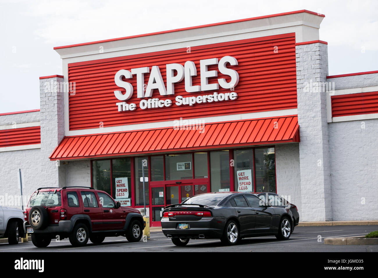 A logo sign outside of a Staples office supply retail store in Franklin