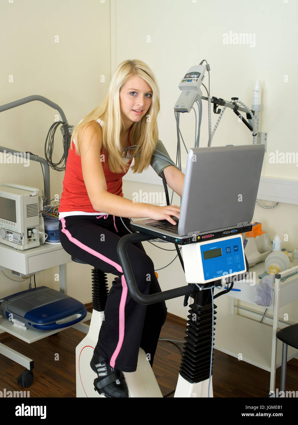 Young woman carries out an ergometer test in the medical practise - Young woman on an ergometer in the surgery, Junge Frau führt einen Ergometer-Test Stock Photo